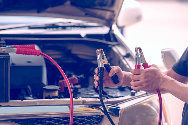 Come Collegare i Cavi della Batteria in Caso di Emergenza? Guida al Corretto Avviamento del Veicolo